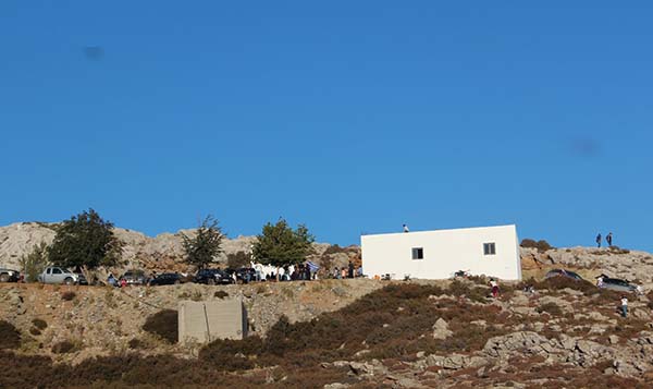 Απεικονίζεται από μακριά η εκκλησία του Αγίου Φανουρίου των Ξυλούρηδων