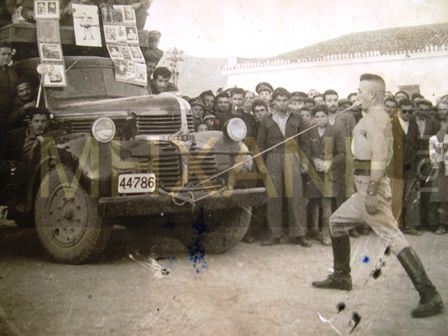 Στη φωτογραφία φαίνεται ο Κουταλιανός που τραβάει ένα φορτηγό με τα δόντια του